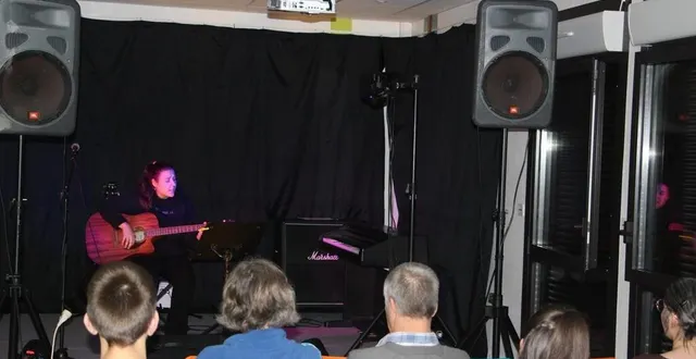 photo  l’année dernière, une des sessions de scène ouverte avait attiré une trentaine de personnes dans le public.  &copy;  mjc de flers 