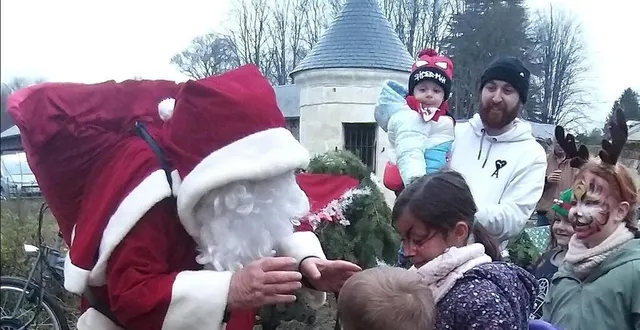 photo  l’an passé, le père noël a déambulé en milieu d’après-midi dans les allées du marché de noël.  &copy;  archives aimee trumeau 