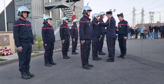 photo  remise de médailles par le commandant christophe jardin.  &copy;  le maine libre 
