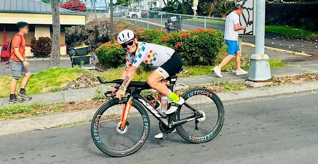 photo  gilles pilette à hawaï a parcouru 3, 8 km à la nage, 180 km de vélo et 42 km de course à pied.  &copy;  collection privée 
