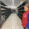 photo katy tamietti, responsable du magasin d’alençon, devant des étals presque vides. elle y travaillait depuis dix ans.