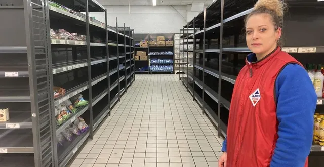 photo  katy tamietti, responsable du magasin d’alençon, devant des étals presque vides. elle y travaillait depuis dix ans.  &copy;  ouest-france 