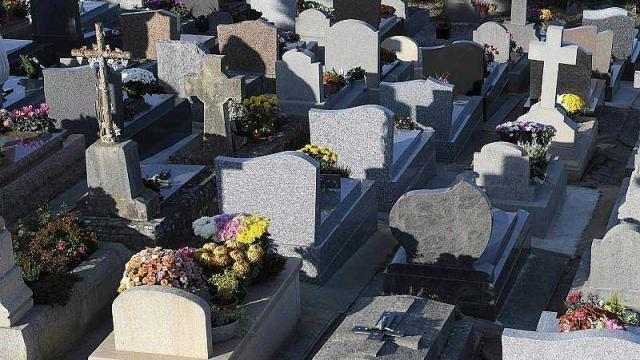 Soupçonné d’avoir profané sept tombes d’un cimetière près de Toulouse, un ado arrêté à Marseille  (Ouest-France)