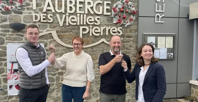 photo  jeanne-marie cesbron et xavier cesbron (au centre) ont vendu leur restaurant l’auberge des vieilles pierres à julien auvray (à gauche) et sa sœur charlotte auvray, ce mardi 3 décembre 2024.  &copy;  ouest-france 