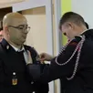 photo le lieutenant alexandre coisine, officier sapeur-pompier au service départemental d’incendie et de secours de la sarthe, remet l’insigne des 30 ans de service au capitaine mickaël huard.