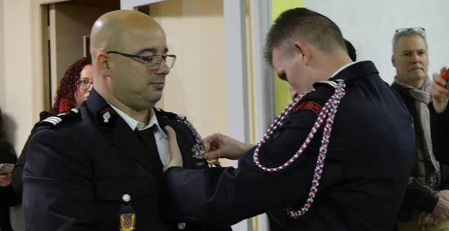 photo  le lieutenant alexandre coisine, officier sapeur-pompier au service départemental d’incendie et de secours de la sarthe, remet l’insigne des 30 ans de service au capitaine mickaël huard.  &copy;  ouest-france 