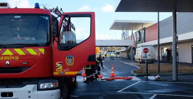 photo  les clients et le personnel ont pu réintégrer le magasin vers 14 h 15.  &copy;  le maine libre 