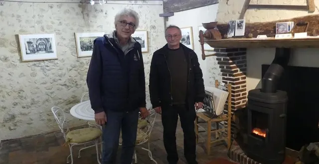 photo  philippe hirsch accueille alain gillet et ses cartes postales dans la galerie du bout du pré.  &copy;  ouest-france 