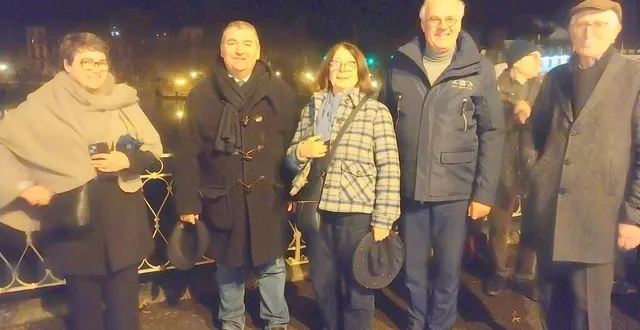 photo  lors du démarrage des illuminations, de gauche à droite : sylvie serais conseillère départementale, olivier petitjean maire, françoise adda, première adjointe, christophe de ballore président du conseil départemental, et sylvain jarry président de la communauté de communes.  &copy;  ouest-france 