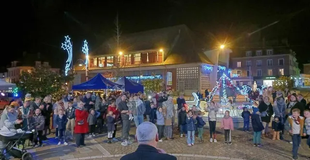 photo  guy romain, le maire, a appuyé sur le bouton officialisant la mise en lumière des illuminations sur la place, pour toute la période des fêtes de fin d’année.  &copy;  ouest-france 