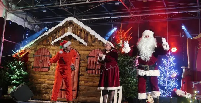 photo  beaufort-en-anjou, le 3 décembre 2023. point d’orgue de la journée, le spectacle musical a rassemblé plus de 400 personnes, malgré un froid glacial l’an passé.  &copy;  archives co – agathe le nueff 