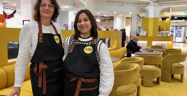 photo  angers, place du ralliement, le 3 décembre 2024. laurence hourdry (à gauche) et valeria accueillent les clients aux heures d’ouverture des galeries lafayette.  &copy;  co 