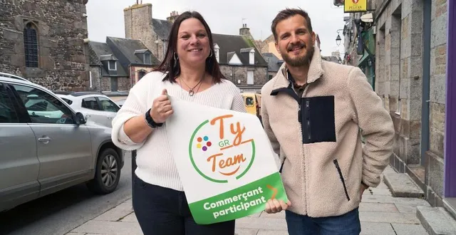 photo  les deux coprésidents, élodie leroyer et stéphane brout, présentent le fanion qui sera apposé sur les façades des commerces qui participent à l’opération.  &copy;  ouest-france 