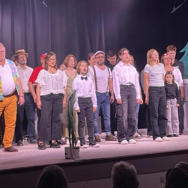 photo une trentaine de comédiens montent sur scène pour la bourvilesque.  ©  ouest-france