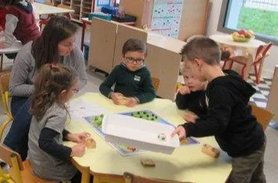 photo  elle permet aux parents de découvrir les pratiques pédagogiques.  &copy;  co 