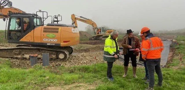 photo  début des travaux du futur lotissement en présence notamment du maire philippe maillart et de l’adjoint à l’urbanisme yves chevalier.  &copy;  co 