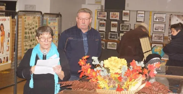 photo  laurence beaury, présidente de l’association les forgerons d’antoigné, et jean-luc suard, maire, lors de l’inauguration de l’exposition « les écoliers à sainte-jamme, mes photos de classe », qui s’est tenue à la salle des fêtes, ce week-end.  &copy;  ouest-france 