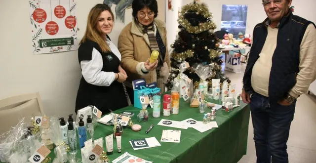 photo  stessy boutelotte (à gauche) a conseillé les visiteurs.  &copy;  ouest-france 