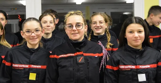 photo  perrine caps (au centre) est sapeuse-pompière volontaire depuis 2021.  &copy;  ouest-france 