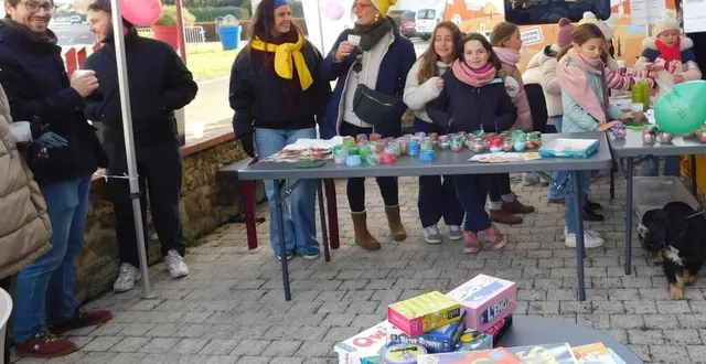 photo  les animateurs de la maison des projets, catherine tencé et les jeunes conseillers municipaux enfants ont vendu des décorations de noël au profit du téléthon.  &copy;  ouest-france 