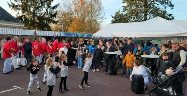 photo  les jeunes danseuses de l’association plein feu de malicorne-sur-sarthe au marché de noël.  &copy;  le maine libre 