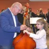 photo  maire de précigné, jean-françois zalesny a remis les instruments aux élèves de ce2. 