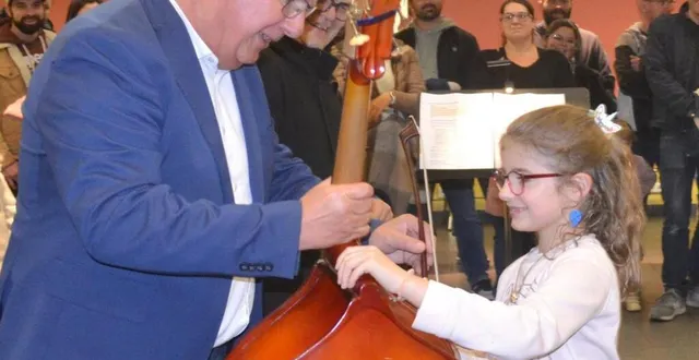 photo  maire de précigné, jean-françois zalesny a remis les instruments aux élèves de ce2.  &copy;  le maine libre 