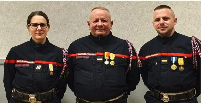 photo  l’adjudant-chef nicolas langlais, entouré d’emmanuelle et fabien, ses enfants, eux aussi sapeurs-pompiers.  &copy;  le maine libre 
