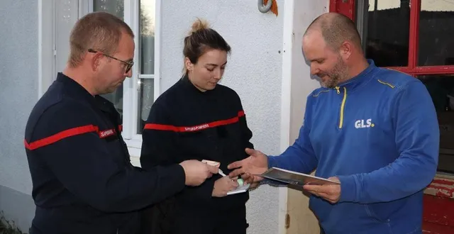 photo  dans une grande majorité des cas, les sapeurs pompiers sont accueillis avec bienveillance lors de la distribution des calendriers.  &copy;  le maine libre 