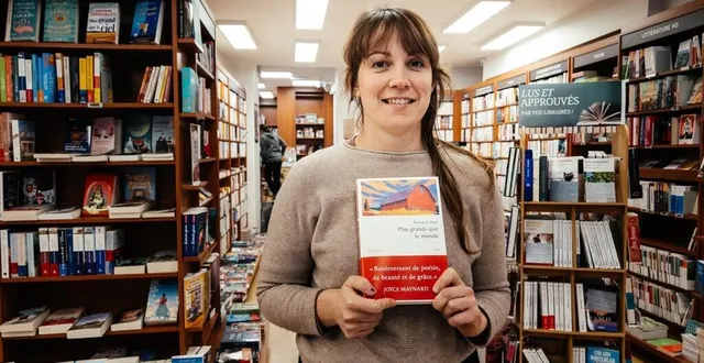 photo  manon portier, de la librairie le passage à alençon (orne), recommande le roman «plus grands que le monde» pour noël.  &copy;  ouest-france 