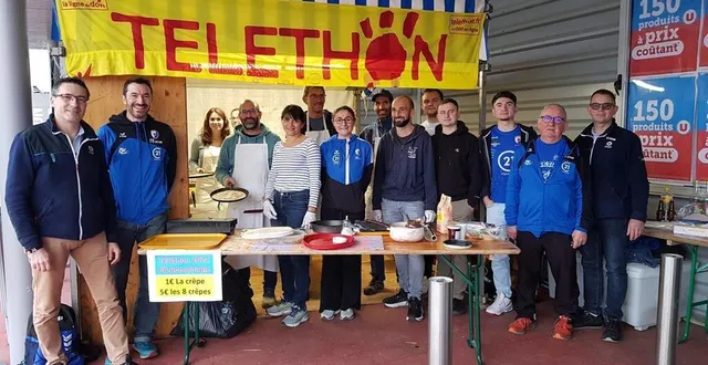 photo  l’équipe de la patriote athlétisme de bonnétable, mobilisée au stand de vente de crêpes au profit du téléthon, aux côtés de cyrille devant.  &copy;  le maine libre 
