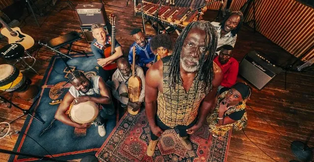 photo  tiken jah fakoly met en avant les instruments traditionnels d’afrique de l’ouest dans son dernier opus intitulé « acoustic ».  &copy;  youri lenquette 