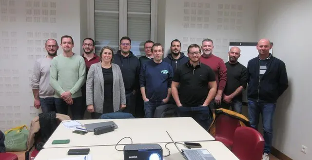 photo  lundi 2 décembre, les membres du comité des fêtes de bécon-les-granits se sont réunis pour peaufiner l’organisation du marché de noël.  &copy;  co 