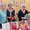 photo monique, hélène, et nelly, de l’association peinture et loisirs créatifs, avec leurs créations en vente, dont les bénéfices seront reversés à l’afm téléthon.