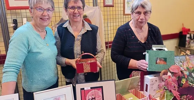 photo  monique, hélène, et nelly, de l’association peinture et loisirs créatifs, avec leurs créations en vente, dont les bénéfices seront reversés à l’afm téléthon.  &copy;  ouest-france 