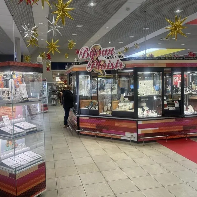 photo mercredi 4 décembre 2024, la maroquinerie k’do passion vient d’ouvrir ses portes au carrefour market de saint-georges-des-groseillers.  ©  ouest-france