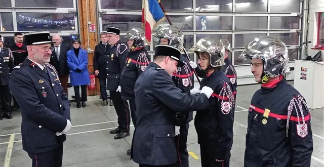 photo  remise de médailles en présence, à gauche, de ludovic vaugeois, capitaine du centre de secours.  &copy;  ouest-france 
