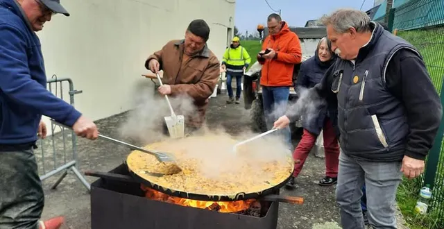 photo  2024-12 tinchebray centre de secours. plusieurs omelettes seront cuites successivement dans la poêle géante et au feu de bois.  &copy;  archives ouest-france 