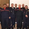 photo  une partie des sapeurs-pompiers décorés, promus ou diplômés avec le maire et le représentant du sdis. 