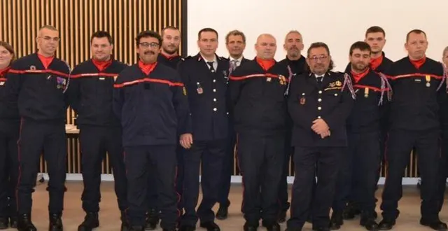 photo  une partie des sapeurs-pompiers décorés, promus ou diplômés avec le maire et le représentant du sdis.  &copy;  le maine libre 