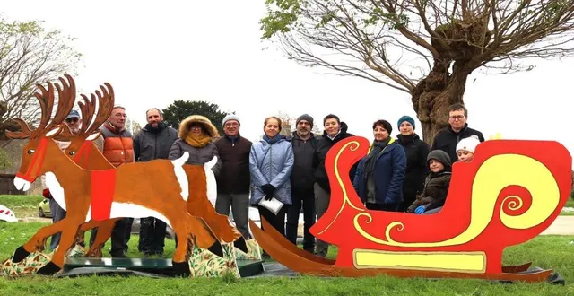 photo  c’est dans un froid glacial que les bénévoles se sont retrouvés pour installer les décorations de noël.  &copy;  le maine libre 