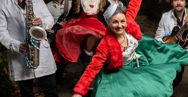 photo  de la joie, de la musique, des danses… avec le groupe streetside pour animer le défilé du père noël puis le marché de noël, place de l’église.  &copy;  streetside 