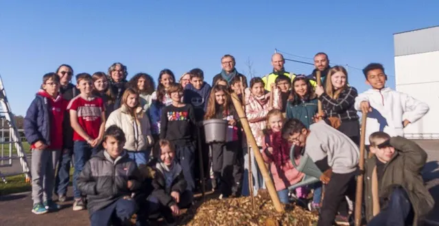 photo  la classe des cm2 devant l’arbre qu’ils ont planté, vendredi.  &copy;  ouest-france 