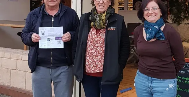 photo  au centre, linda liberge, à ses côtés, élodie licois secouet de la fédération de pêche et alain blot, président de l’aappma gardons et truites du saosnois à bonnétable.  &copy;  le maine libre 