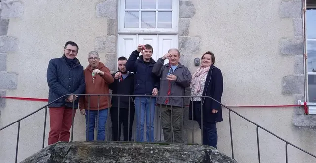 photo  andré, jordan, bryan et dominique, entre philippe rallu, maire, et anne denis, directrice du foyer anaïs, sur le perron de l’habitat expérimental.  &copy;  ouest-france 