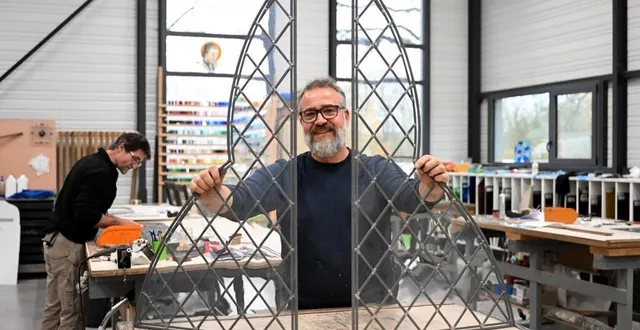 photo  saint-léger-de-linières, route du petit-anjou, 28 novembre 2024. frédéric daronne, un des neuf vitraillistes des ateliers barthe-bordereau, s’est rendu une nouvelle fois à paris, lundi dernier, pour poser sur les transepts de la cathédrale notre-dame ces lucarnes fabriquées à l’identique.  &copy;  co – josselin clair 