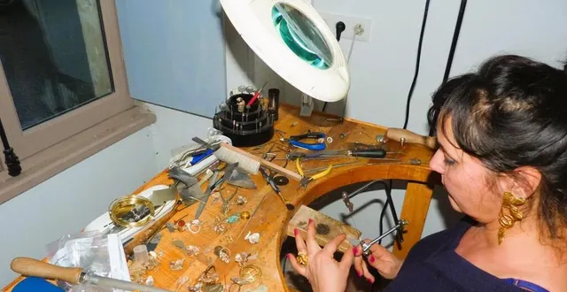 photo  placé devant une fenêtre donnant sur la rue du docteur-castaing, l’atelier de créations de bijoux de gabrielle d’or attise la curiosité des passants.  &copy;  ouest-france. 