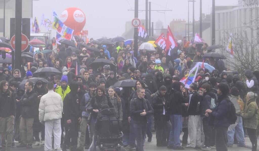 Gr Ve Du D Cembre Plusieurs Milliers De Manifestants Se Dirigent Vers Lh Tel De R Gion