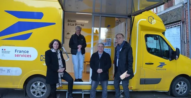 photo  chaque vendredi, le bureau de poste mobile stationne dans le bourg.  &copy;  ouest-france 