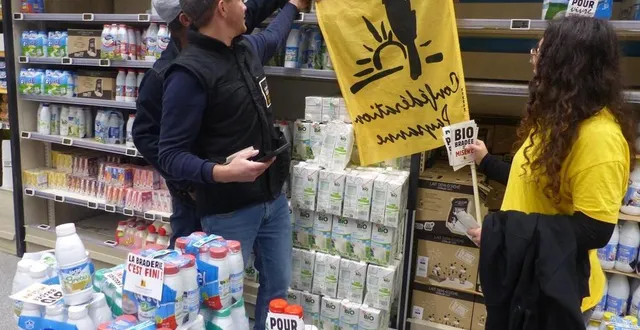 photo  les paysans et paysannes alertaient les clients en collant des flyers expliquant pourquoi ils retiraient le lait lactalis des rayons.  &copy;  ouest-france 